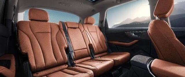 奥迪Q7科技有温度，空间灵活，灯光细致-有驾