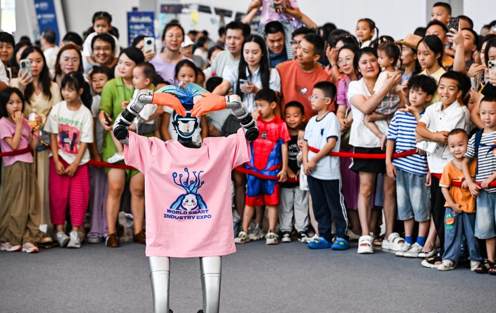 9月7日，人形机器人在智博会上与观众互动。新华社记者 王全超 摄