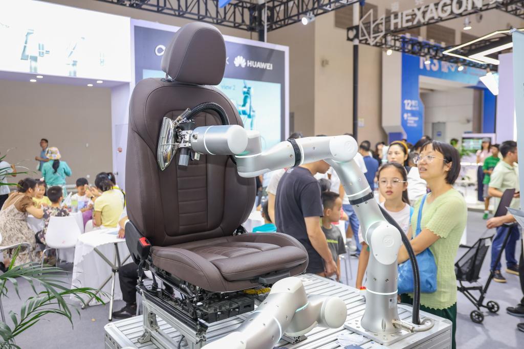 这是9月7日在智博会现场拍摄的一款汽车座椅熨烫机器人。新华社记者 黄伟 摄