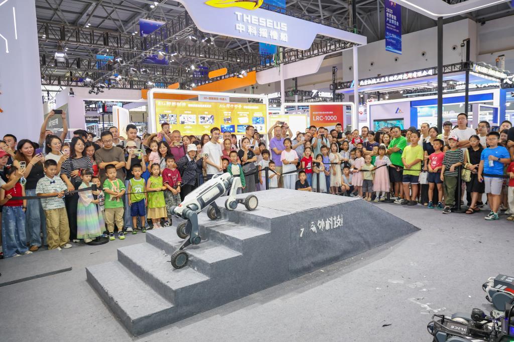 9月7日，一款机器狗在智博会现场展示技能。新华社记者 黄伟 摄