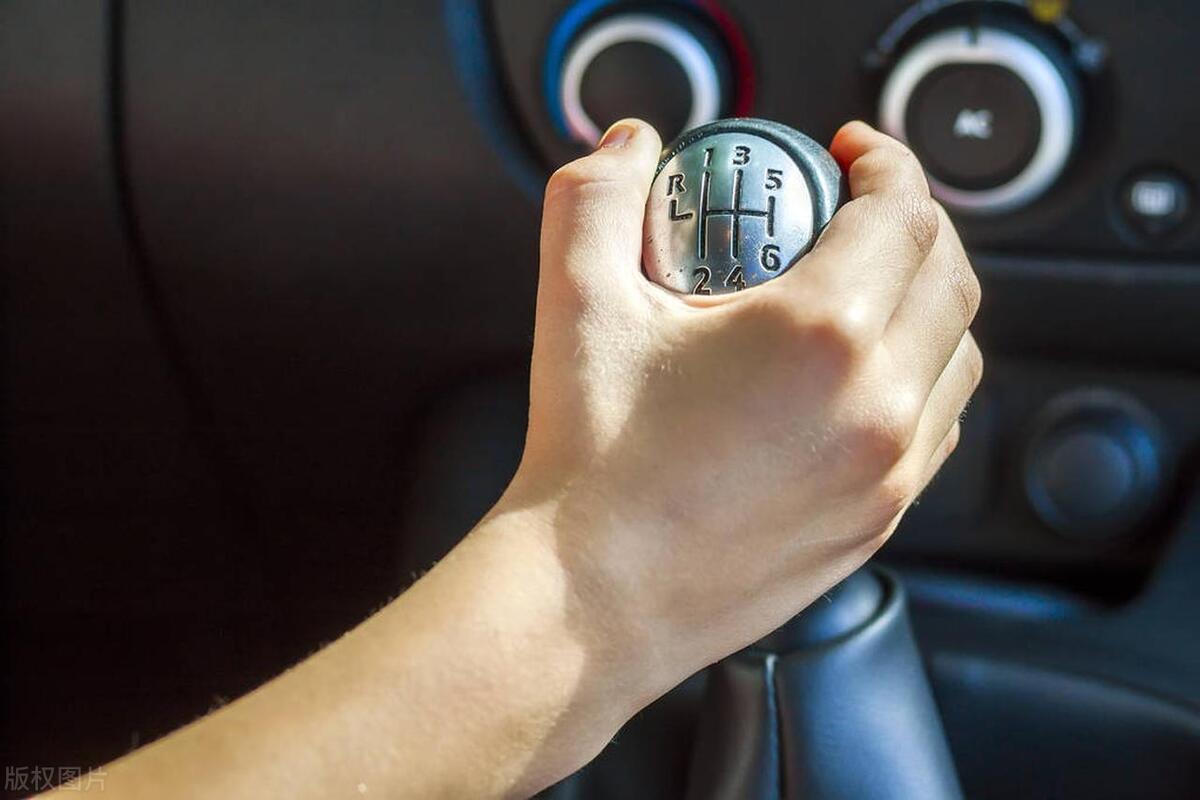 燃油车都快被淘汰了，车企为何还在生产手动挡？老司机告诉你原因_燃油车都快被淘汰了，车企为何还在生产手动挡？老司机告诉你原因_