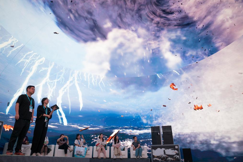 9月12日,观众在2025中国文化旅游产业博览会上参观多业态文旅球幕。新华社记者 伍志尊 摄