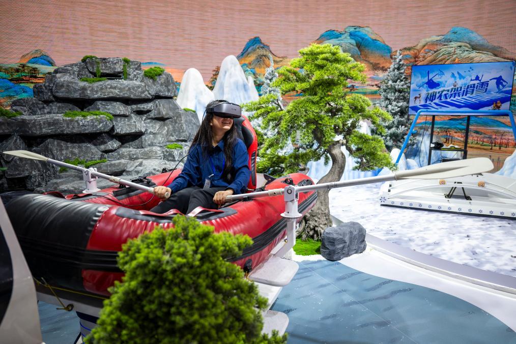 9月12日,观众在博览会上体验交互项目。新华社记者 伍志尊 摄