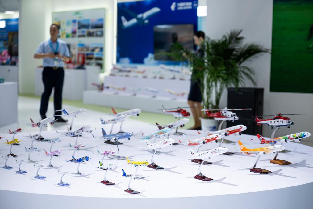 9月12日,观众在博览会上参观。新华社记者 伍志尊 摄