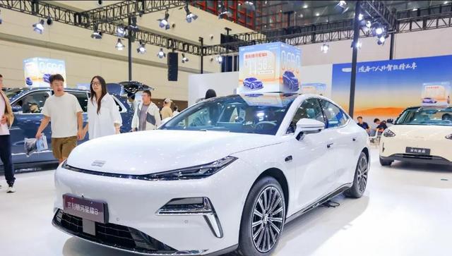 吉利车展双线发力，燃油智能升级，新能源亲民实用-有驾