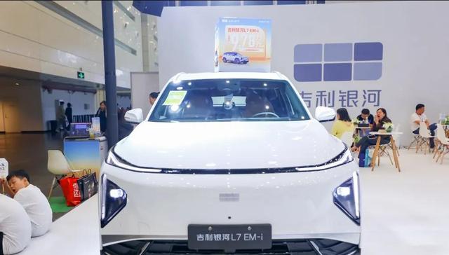 吉利车展双线发力，燃油智能升级，新能源亲民实用-有驾