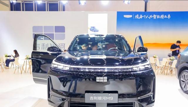 吉利车展双线发力，燃油智能升级，新能源亲民实用-有驾