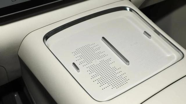 细数全新岚图知音的暖心小配置,副驾小挂钩、副驾化妆镜、香氛系统和后备箱插座,为用户带来更多便利与舒适体验盼你享受每一次驾乘时光-有驾