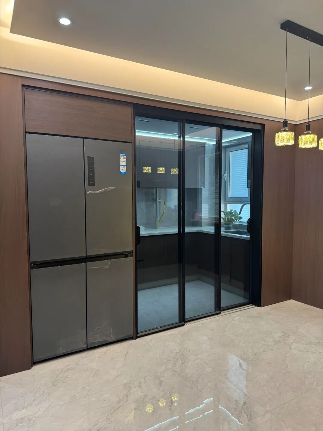 冰箱厨房橱柜的装饰效果图__冰箱厨房位置摆放图