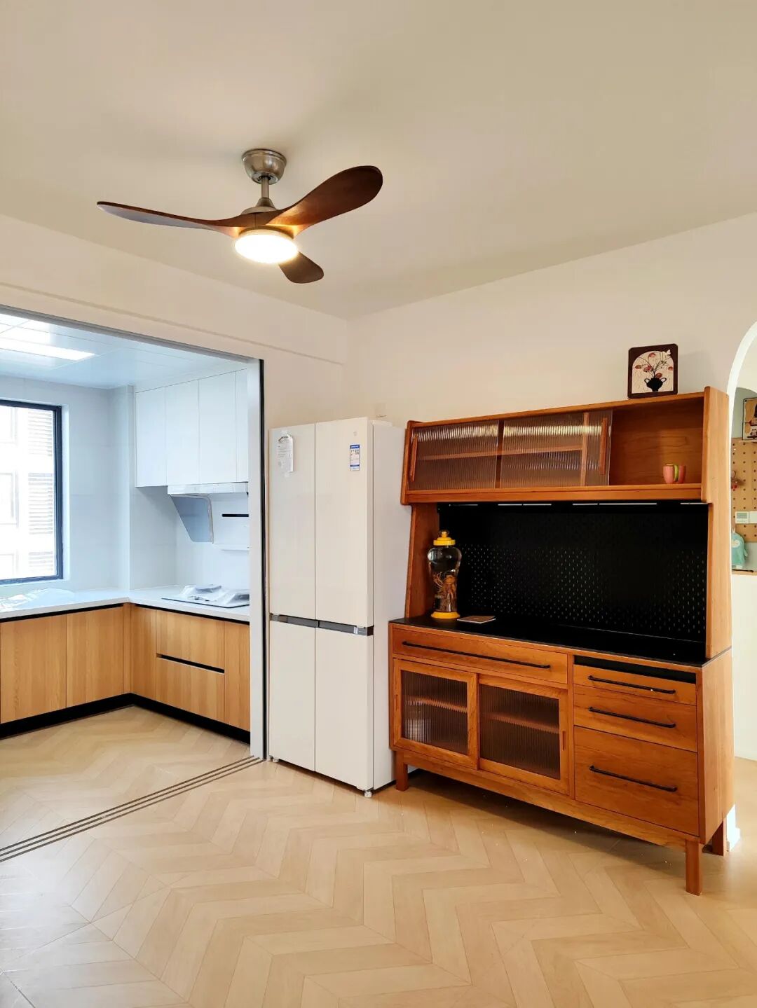 _冰箱厨房位置摆放图_冰箱厨房橱柜的装饰效果图