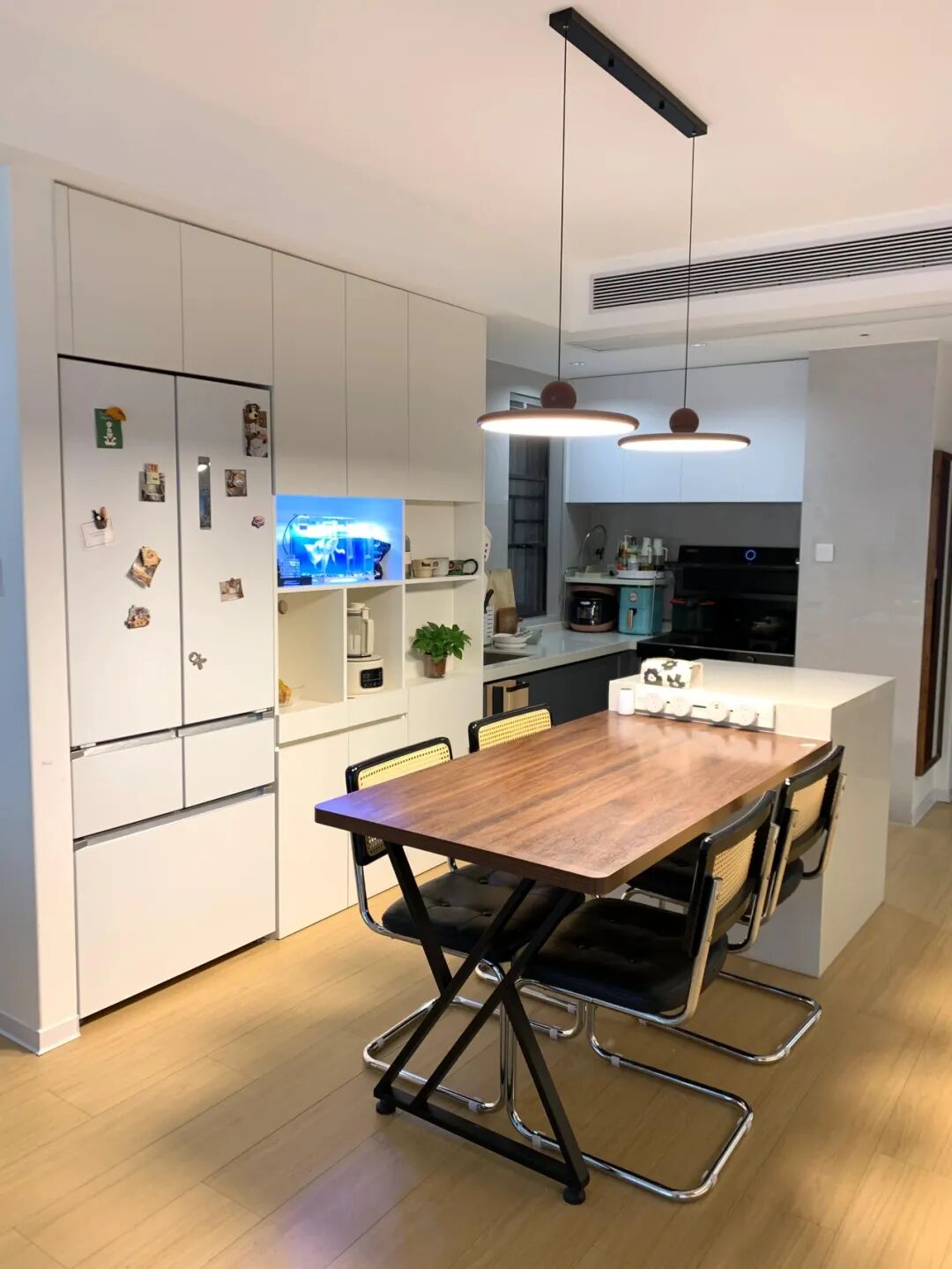 冰箱厨房橱柜的装饰效果图__冰箱厨房位置摆放图