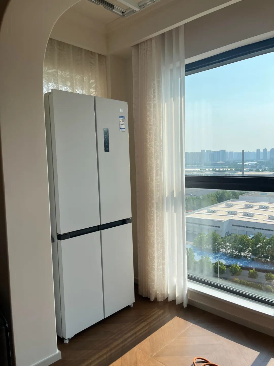 冰箱厨房橱柜的装饰效果图_冰箱厨房位置摆放图_