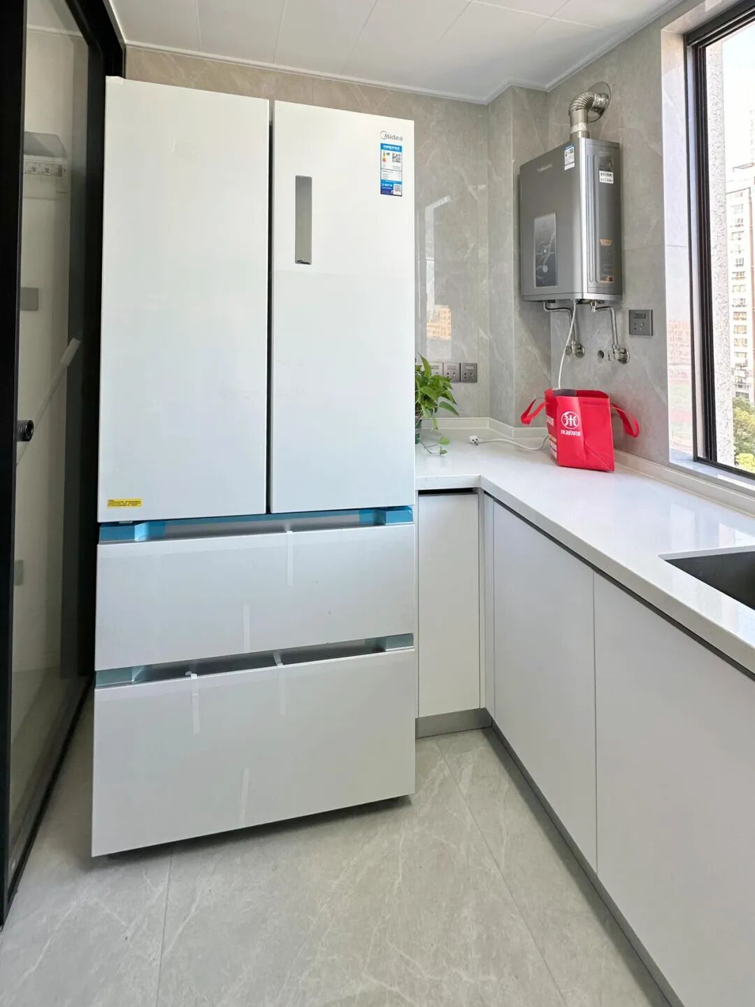 冰箱厨房位置摆放图_冰箱厨房橱柜的装饰效果图_