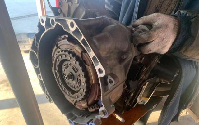 双离合总坏?维修师傅叹气:九成车主这些习惯太伤车,正确驾驶与保养可以大大延长变速箱的使用寿命-有驾