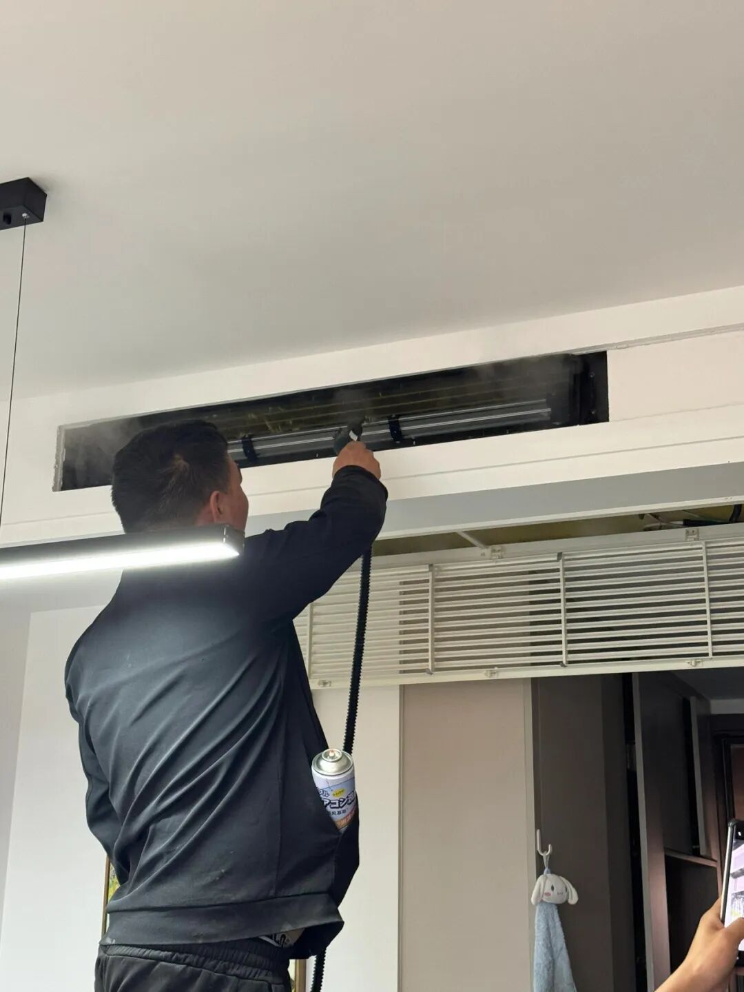 客厅安挂式空调怎么安好看_客厅空调挂机怎么装饰_