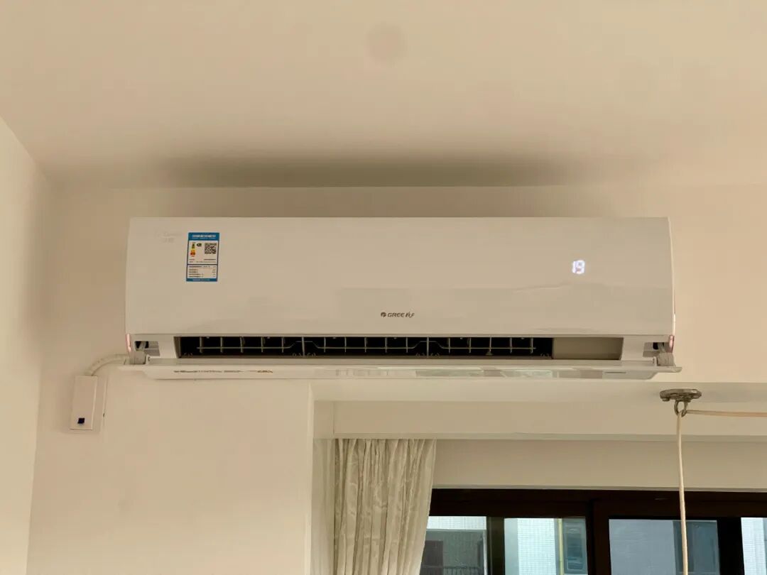 _客厅空调挂机怎么装饰_客厅安挂式空调怎么安好看