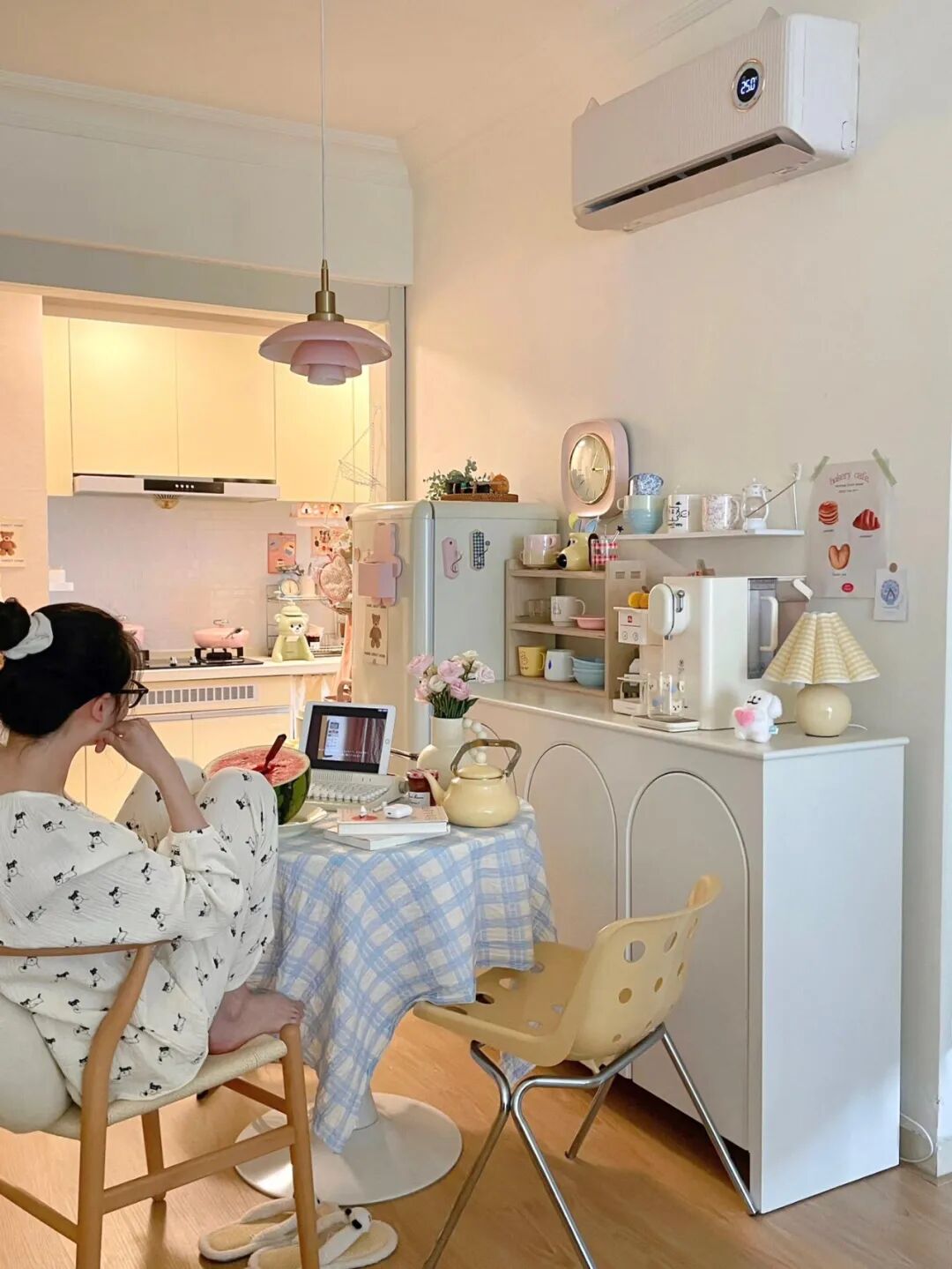 客厅安挂式空调怎么安好看_客厅空调挂机怎么装饰_