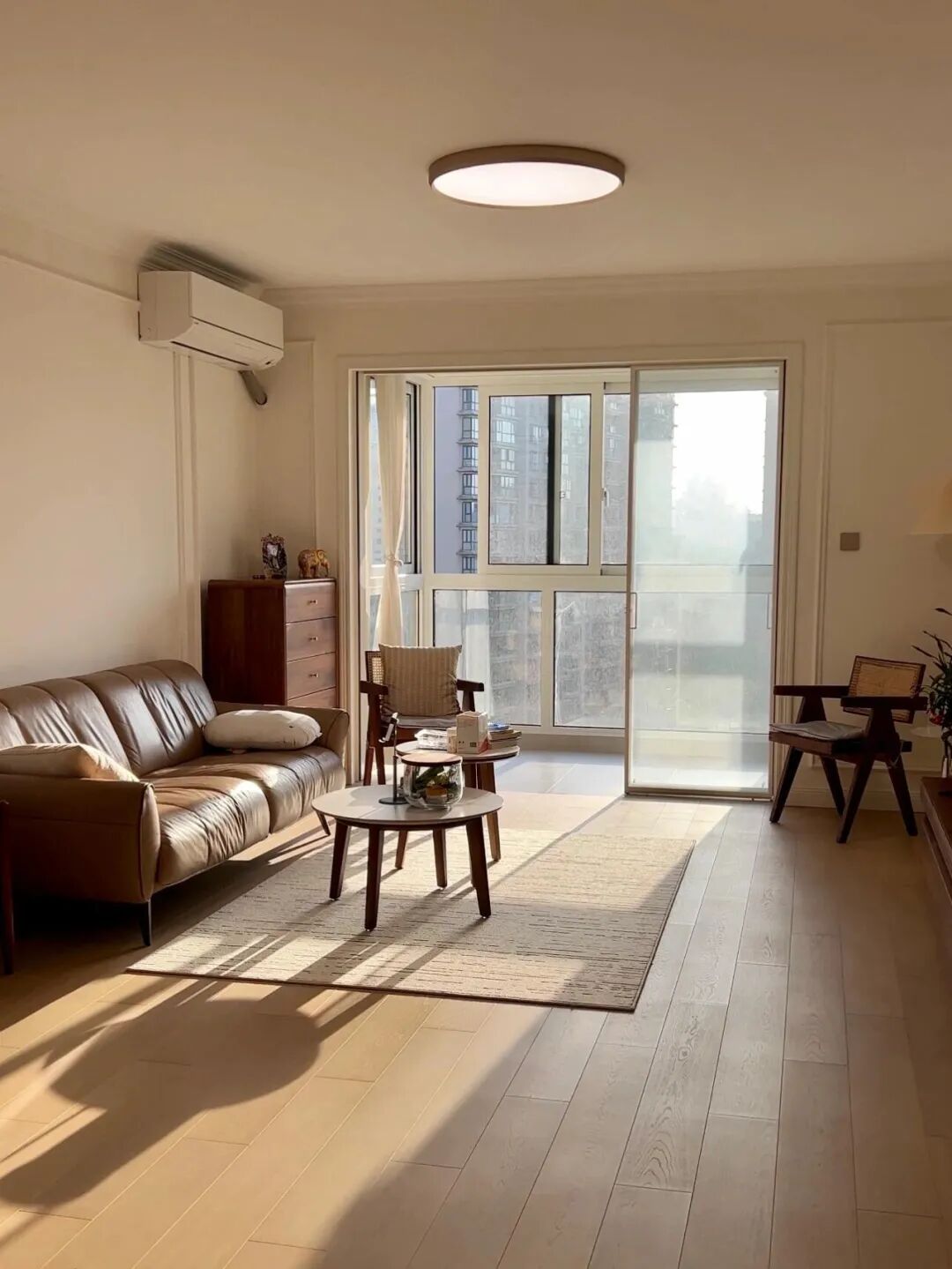 客厅安挂式空调怎么安好看_客厅空调挂机怎么装饰_