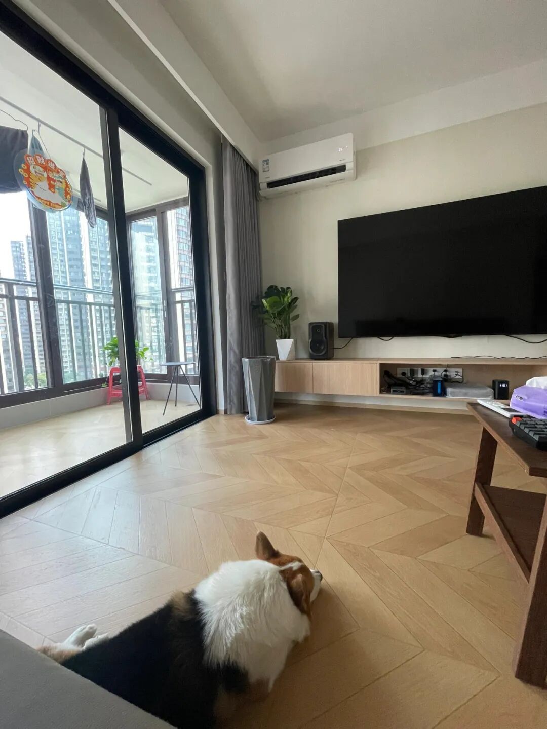 客厅安挂式空调怎么安好看_客厅空调挂机怎么装饰_