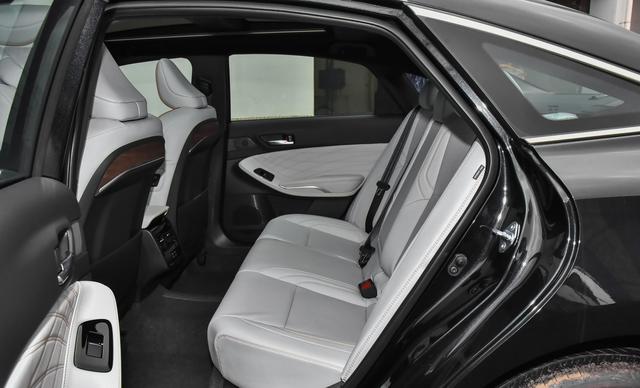 丰田直降至13.88万,近5米车配10气囊,月销11364辆-有驾