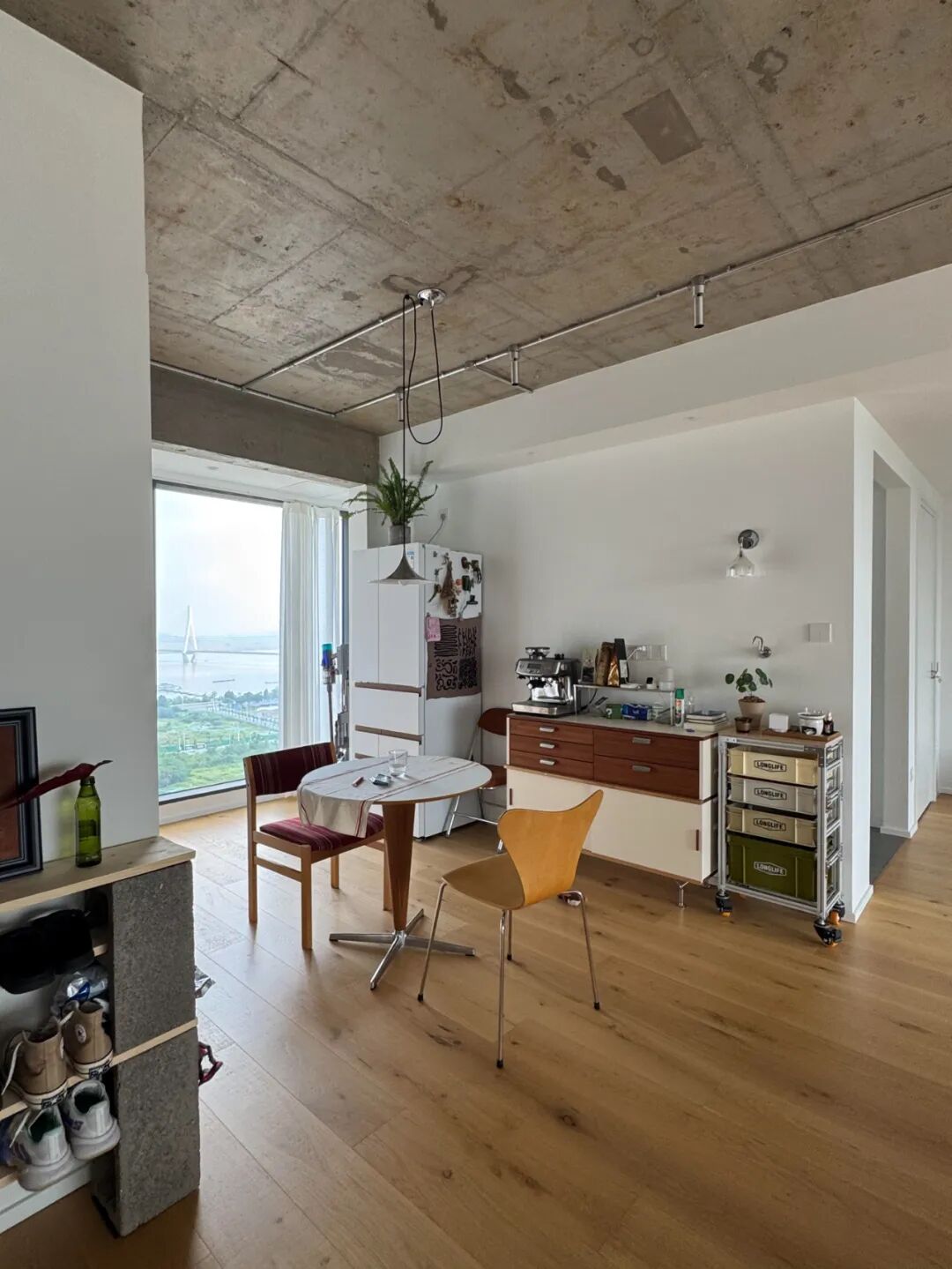 _女子毛坯房装修_新地球发现引网友畅想