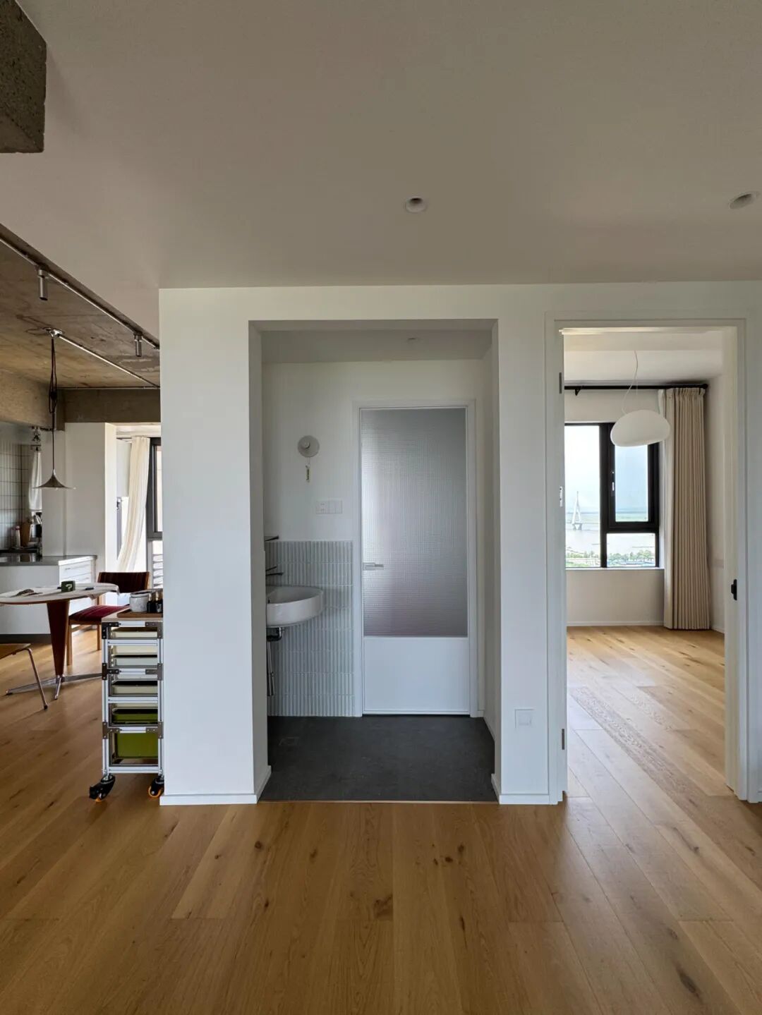 _女子毛坯房装修_新地球发现引网友畅想