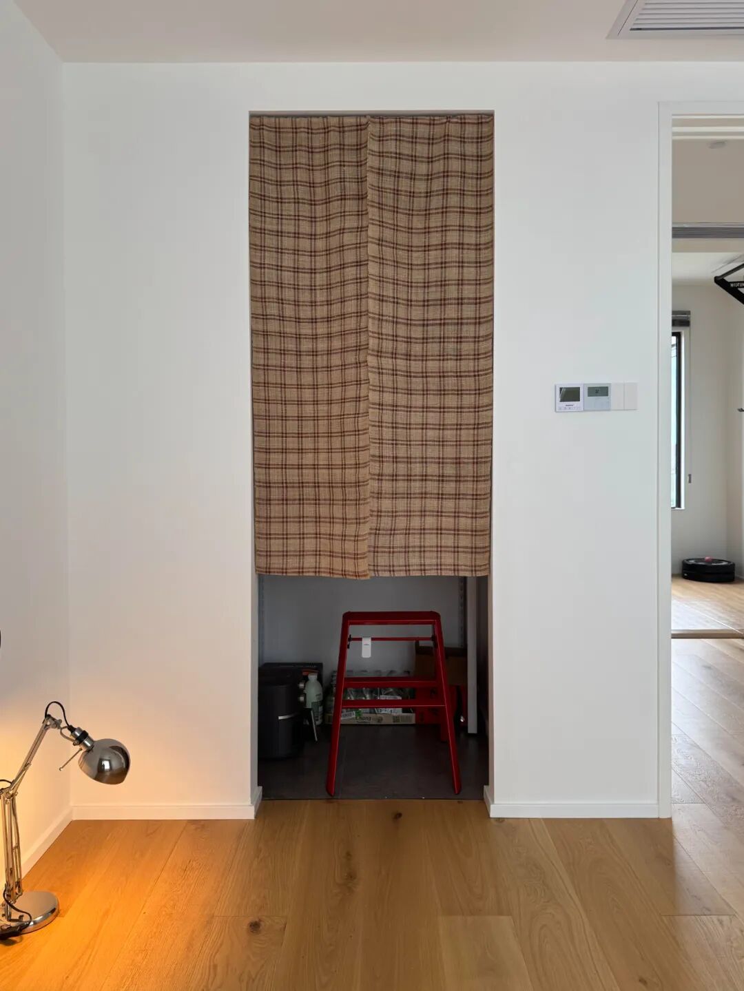 新地球发现引网友畅想__女子毛坯房装修