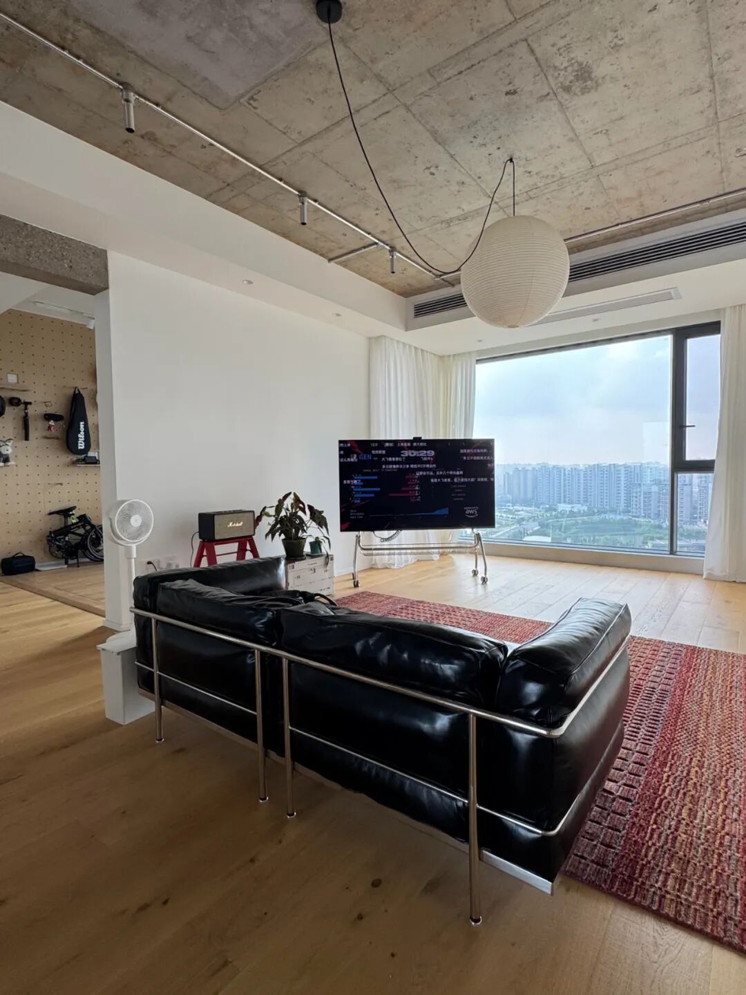 _女子毛坯房装修_新地球发现引网友畅想