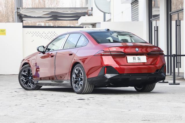 宝马i5 M60深度体验：60万级纯电“西装暴徒”，优点缺点全实测-有驾