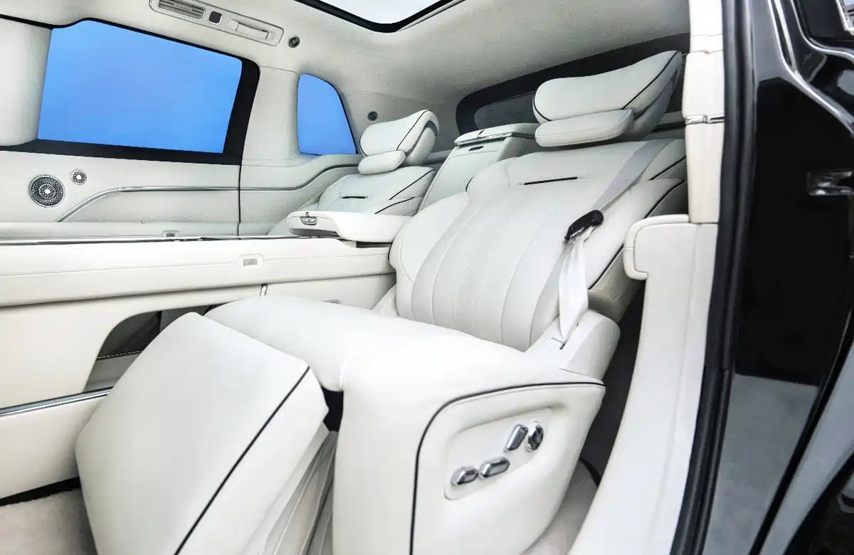 _劳斯莱斯库里南深度解析_库里南劳斯莱斯报价