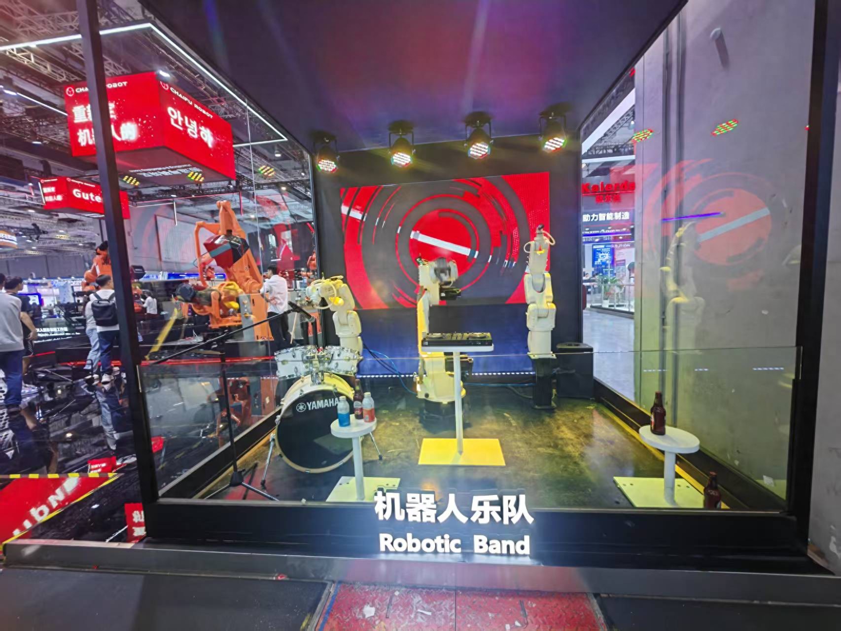 AI机器人应用场景迈向1-100 厂商人士透露“今年销售增速预计超50%”  |直击2025工博会_AI机器人应用场景迈向1-100 厂商人士透露“今年销售增速预计超50%”  |直击2025工博会_