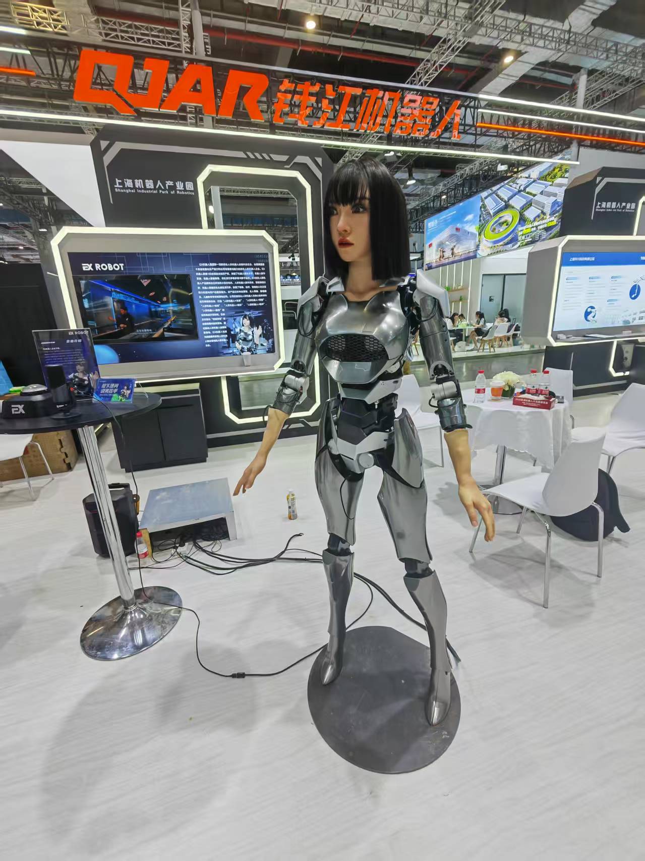 AI机器人应用场景迈向1-100 厂商人士透露“今年销售增速预计超50%”  |直击2025工博会_AI机器人应用场景迈向1-100 厂商人士透露“今年销售增速预计超50%”  |直击2025工博会_