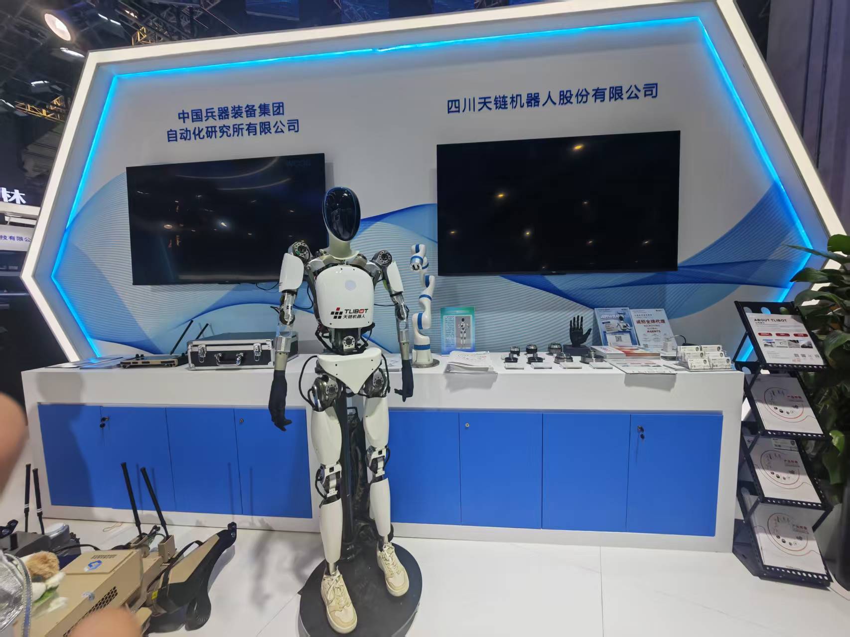 _AI机器人应用场景迈向1-100 厂商人士透露“今年销售增速预计超50%”  |直击2025工博会_AI机器人应用场景迈向1-100 厂商人士透露“今年销售增速预计超50%”  |直击2025工博会