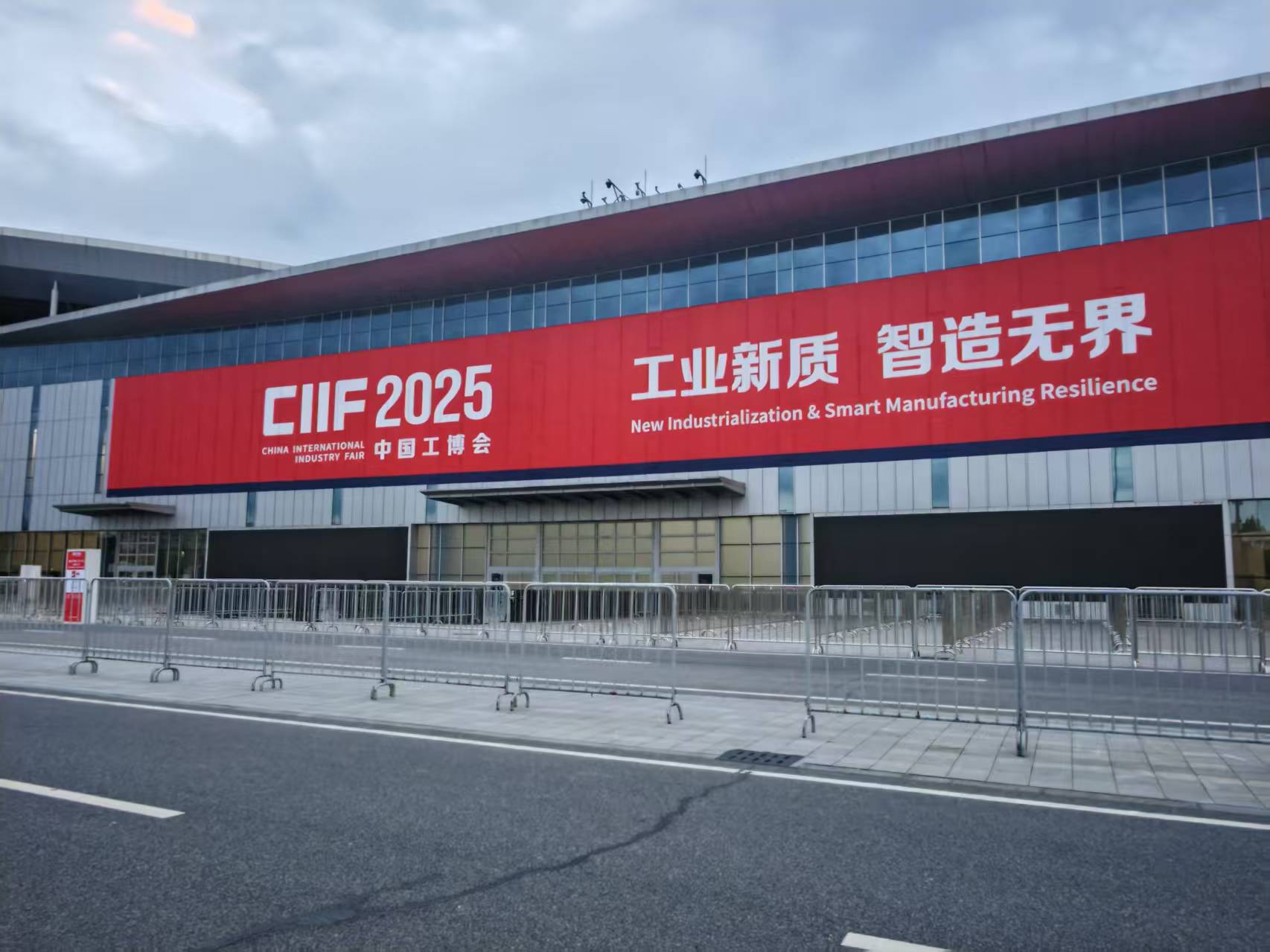 AI机器人应用场景迈向1-100 厂商人士透露“今年销售增速预计超50%”  |直击2025工博会_AI机器人应用场景迈向1-100 厂商人士透露“今年销售增速预计超50%”  |直击2025工博会_