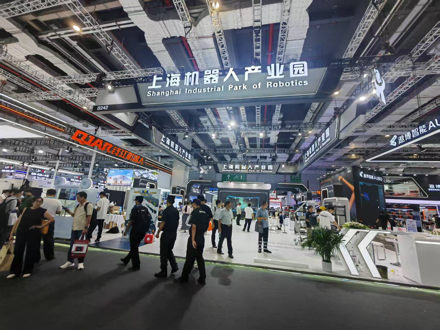 AI机器人应用场景迈向1-100 厂商人士透露“今年销售增速预计超50%”  |直击2025工博会_AI机器人应用场景迈向1-100 厂商人士透露“今年销售增速预计超50%”  |直击2025工博会_