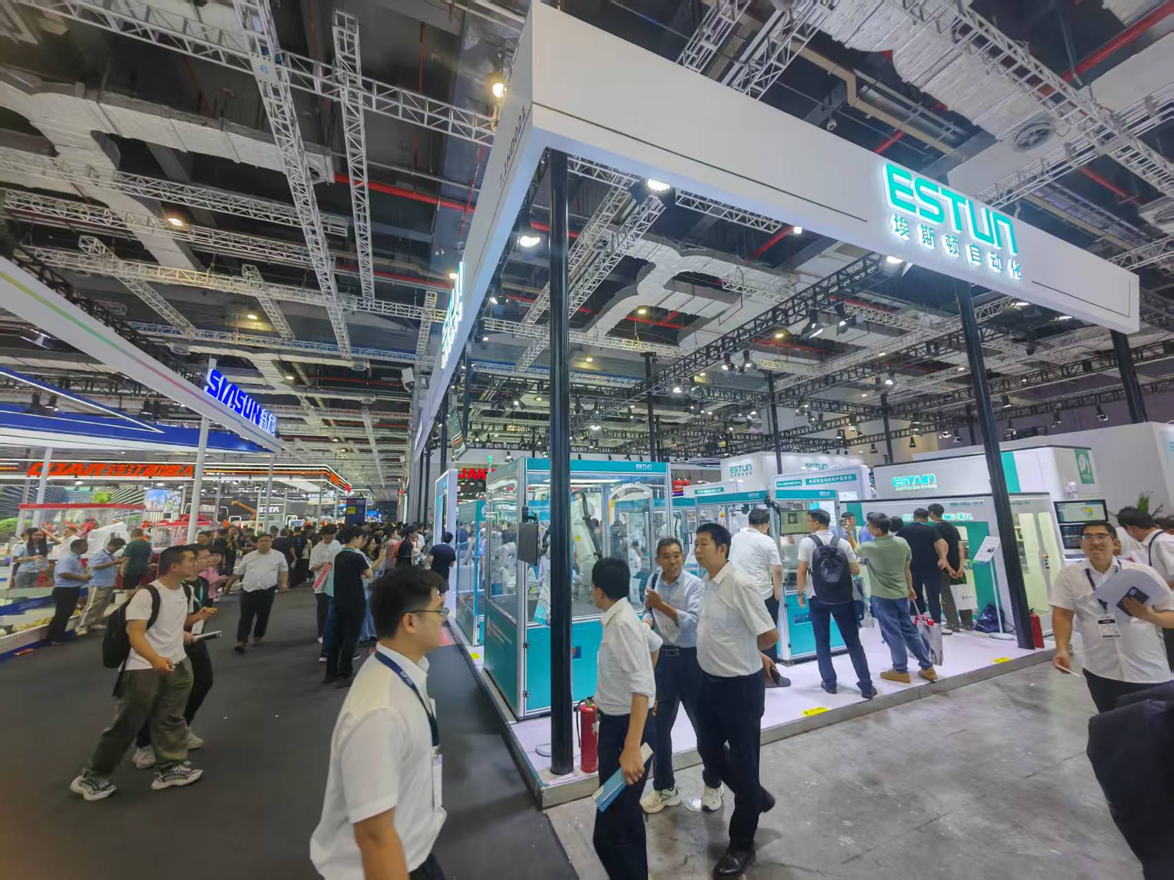 AI机器人应用场景迈向1-100 厂商人士透露“今年销售增速预计超50%”  |直击2025工博会__AI机器人应用场景迈向1-100 厂商人士透露“今年销售增速预计超50%”  |直击2025工博会