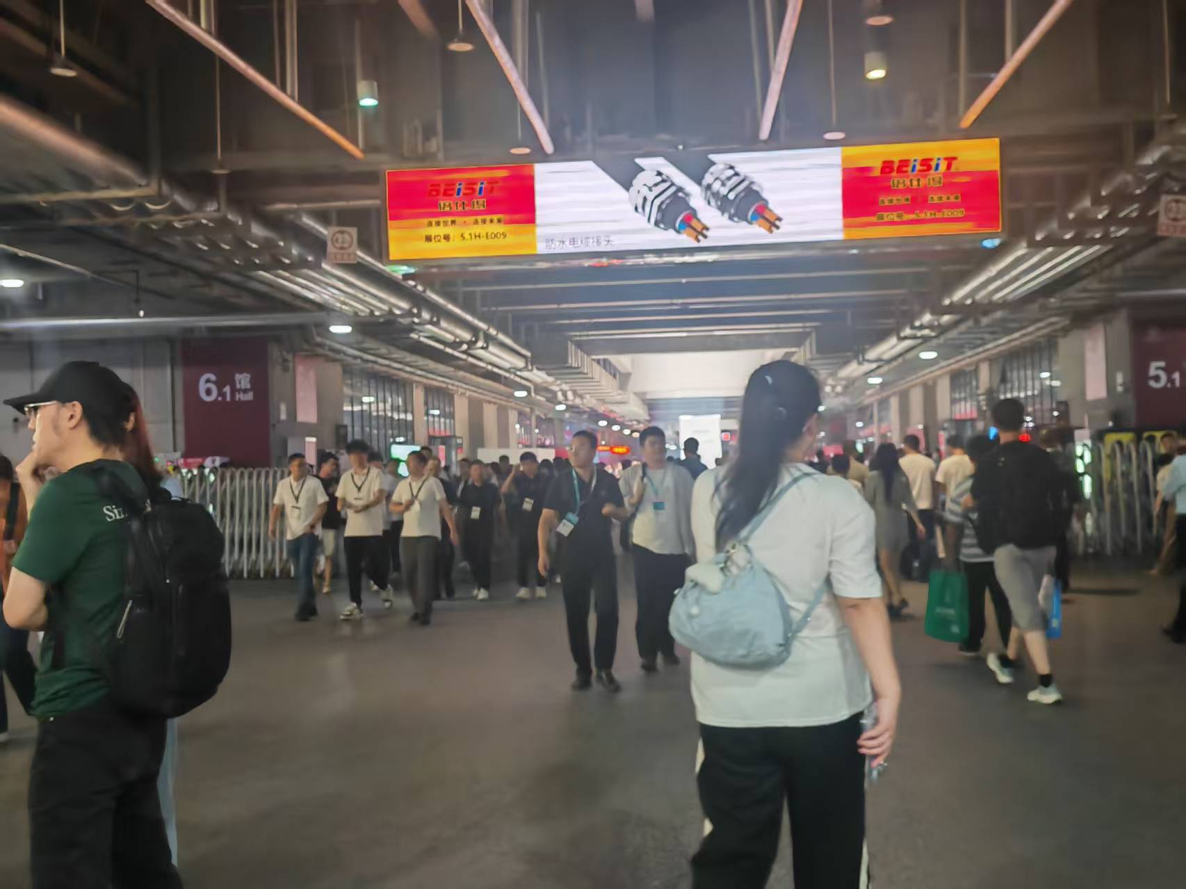 _AI机器人应用场景迈向1-100 厂商人士透露“今年销售增速预计超50%”  |直击2025工博会_AI机器人应用场景迈向1-100 厂商人士透露“今年销售增速预计超50%”  |直击2025工博会