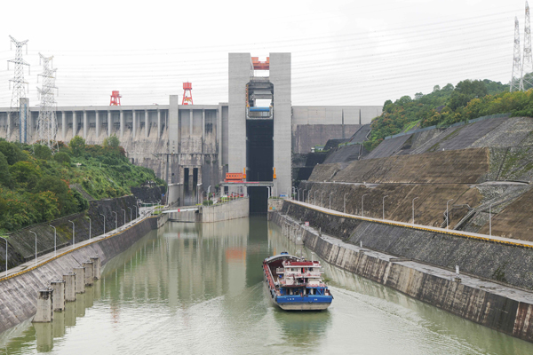 货船正缓缓驶入三峡升船机。汤永浩摄