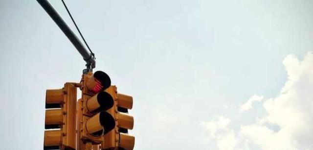 红绿灯前的小动作，可能悄悄伤害你的爱车，科学解析揭示等红灯是否挂空挡并非一概而论-有驾