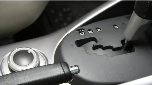 红绿灯前的小动作，可能悄悄伤害你的爱车，科学解析揭示等红灯是否挂空挡并非一概而论-有驾