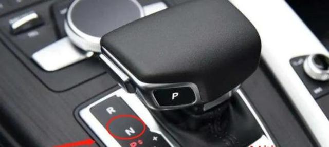 红绿灯前的小动作，可能悄悄伤害你的爱车，科学解析揭示等红灯是否挂空挡并非一概而论-有驾