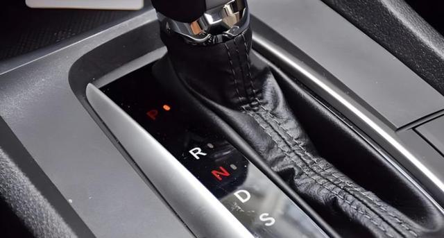 红绿灯前的小动作，可能悄悄伤害你的爱车，科学解析揭示等红灯是否挂空挡并非一概而论-有驾