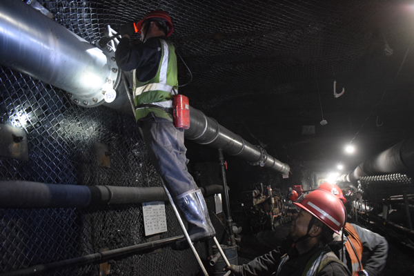 工作人员在井下检修瓦斯管路。受访者供图