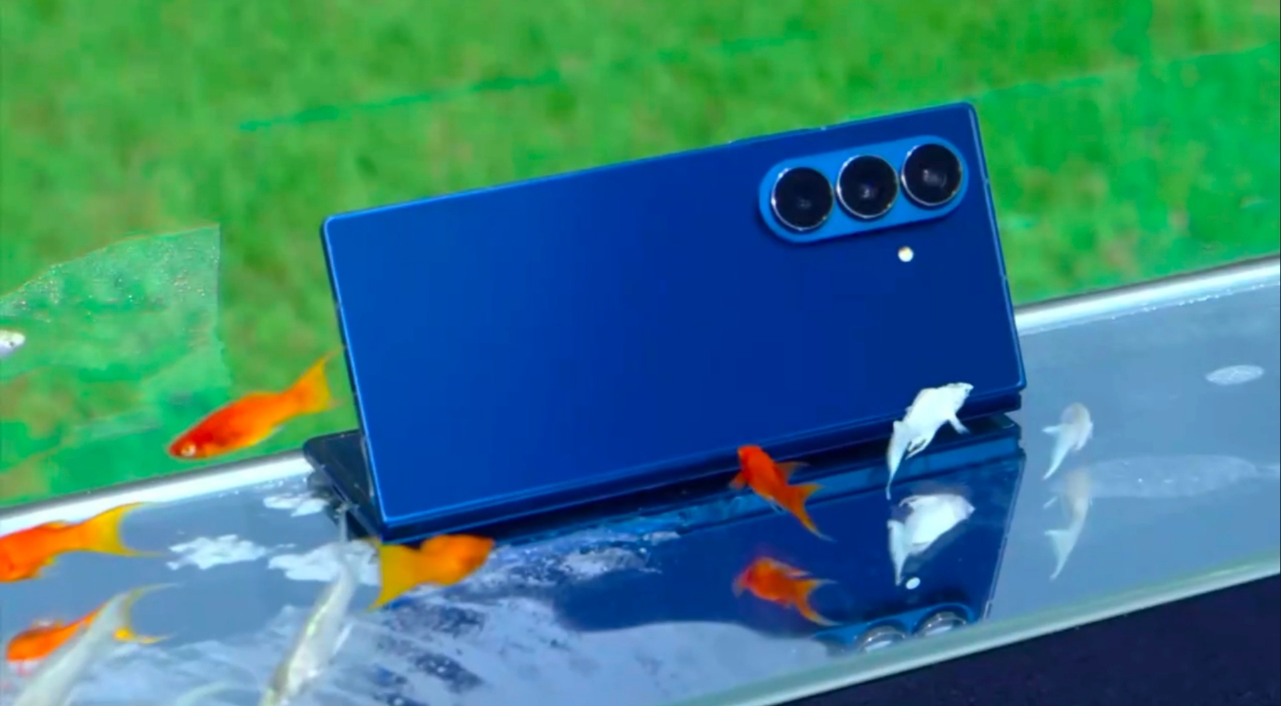 科技美学三星折叠屏__三星折叠屏手机模型