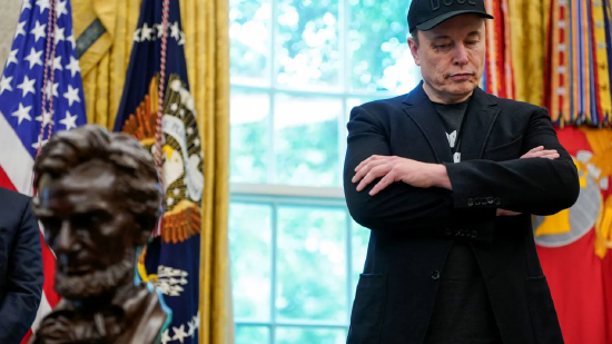 2025 年 5 月 30 日，在美国华盛顿特区白宫，埃隆・马斯克现身椭圆形办公室，出席与美国总统唐纳德・特朗普共同举行的新闻活动。