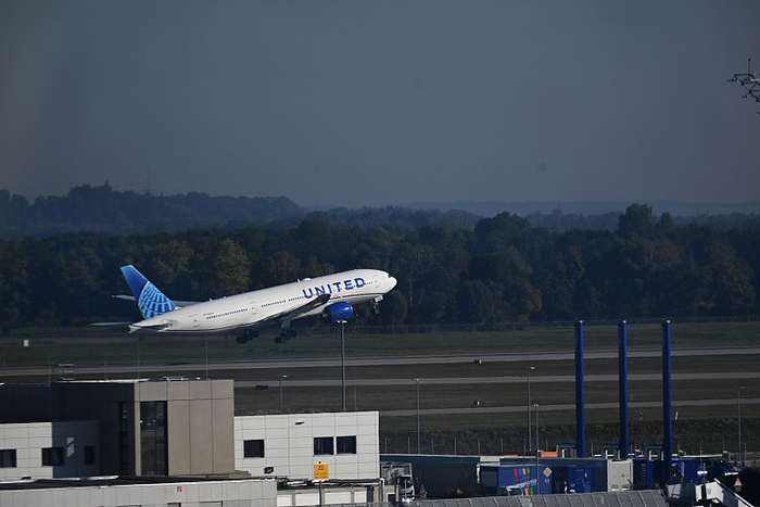 当地时间10月3日,由于发现无人机,德国慕尼黑机场周四晚间取消了大约20架次航班。视觉中国