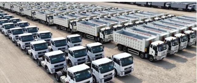 所谓“重卡战争”，不过是一场掏空美国人钱包的政治表演-有驾