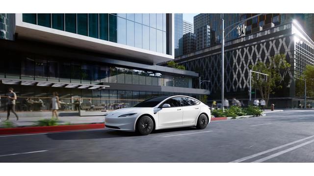 当比亚迪疯狂加菜时，特斯拉却在默默卸桌腿-有驾