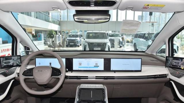 6.58万的名爵MG4续航多出112公里贵2千多五菱缤果S更实用家庭友好，如何选择才最划算-有驾