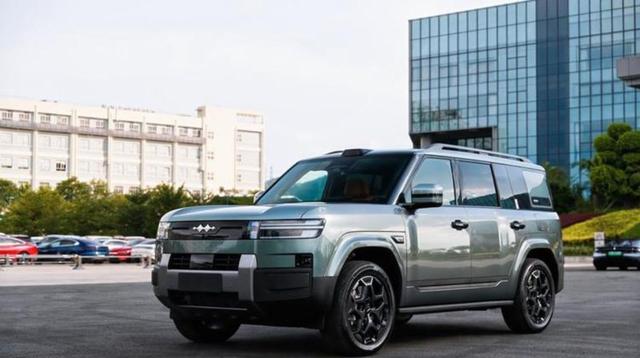 方程豹钛7被追尾后车身高刚性能分散冲击力展现安全豪华实力,越野性能全面超越城市SUV,产能提升助力月销过两万成为市场新宠-有驾